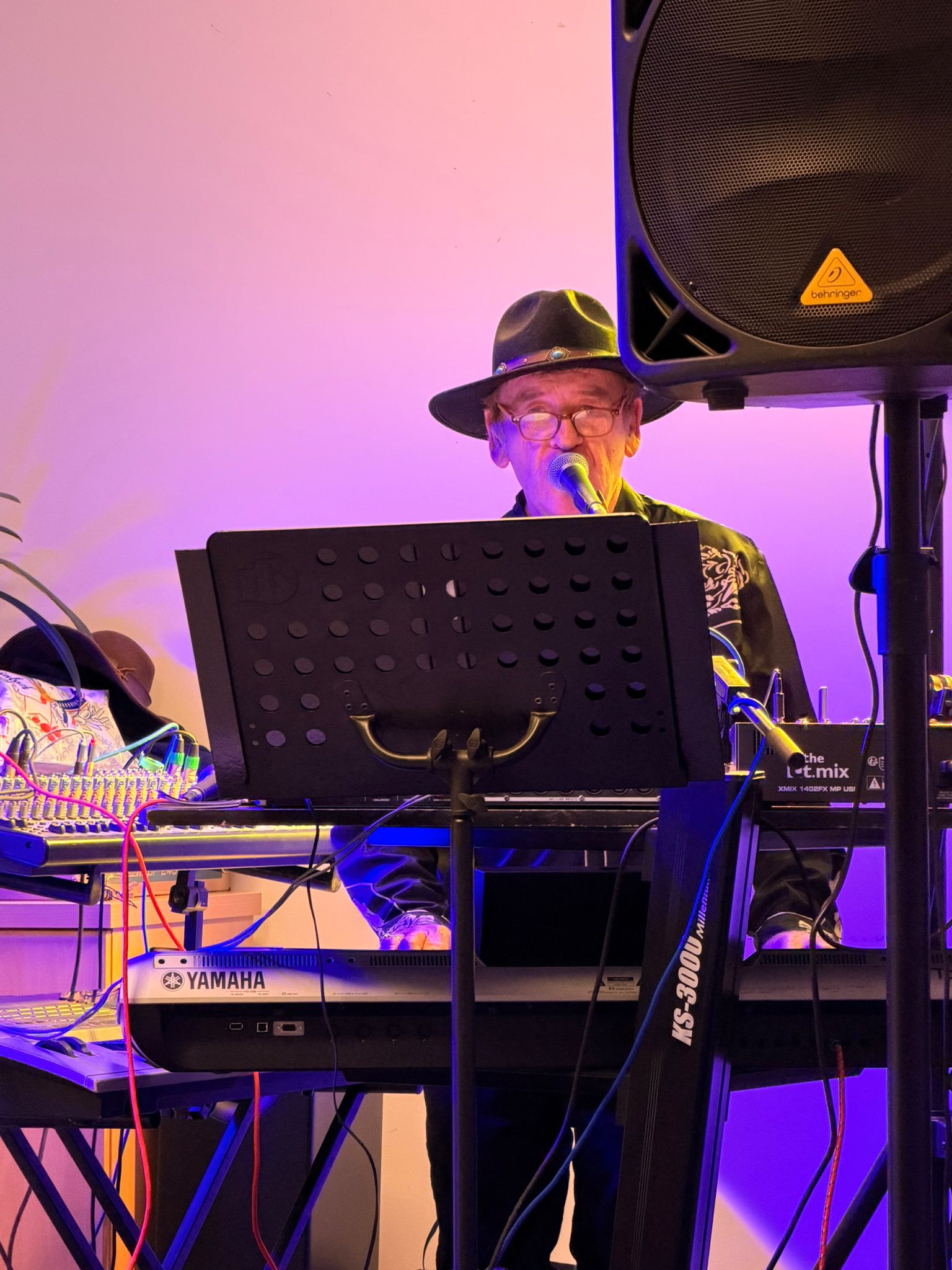 Keyboarder von A La Bonheure bei einem Live-Auftritt